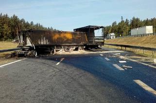 Karambol na trasie S7 pod Olsztynem - przepakowywali ładunek na pasie autostrady