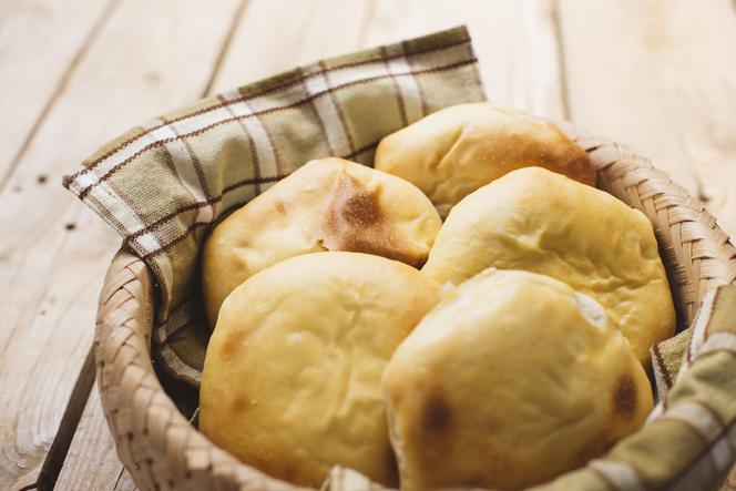 Bułeczki ziemniaczane z grzybowym farszem - babciny przepis na smakołyk z dzieciństwa