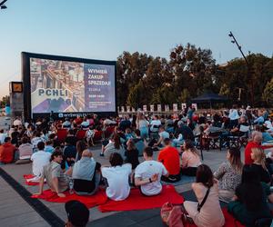 Tłumy ludzi i świetna atmosfera. Wystartowało plenerowe Kino Letnie w Centrum Historii Zajezdnia [GALERIA]