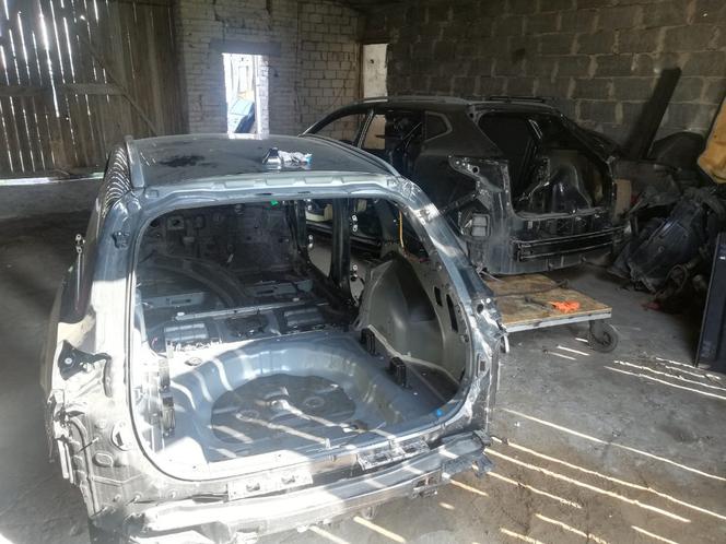 Zlikwidowano dwie "dziuple" pod Warszawą, odzyskano mazdę i trzy toyoty