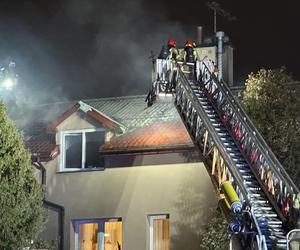 Pożar domu opieki! Strażacy ewakuują pensjonariuszy na noszach