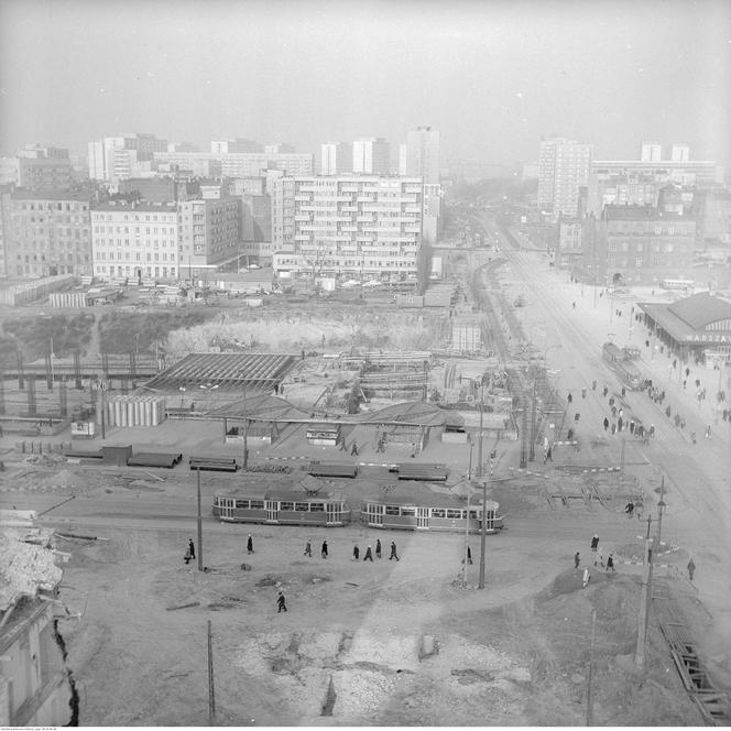 Plac budowy przy dworcu WKD Warszawa-Śródmieście, widziany z budynku na rogu Al. Jerozolimskich i ul. Chałubińskiego. 