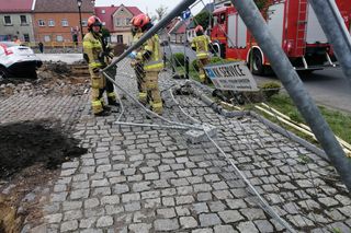 Samochód wpadł do wykopu na rynku w Gostyniu