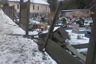 Zniszczone ogrodzenie cmentarza w Tarnowskich Górach