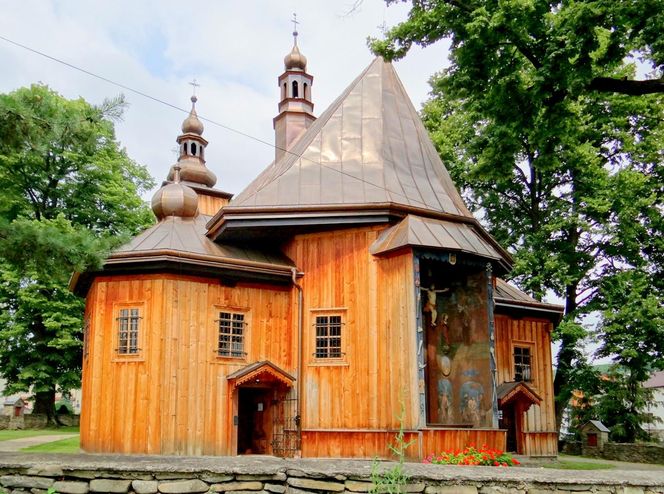 To jedna z najpiękniejszych wsi w Małopolsce. Mieszkał w niej sławny alchemik 