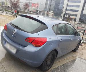 Auto bez kierowcy jechało prosto na przystanek w Łodzi! Świadkowie zdarzenia próbowali je zepchnąć [ZDJĘCIA].