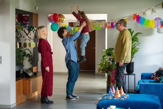 Barwy szczęścia odc. 3186. Olga (Dorota Łukasiewicz-Kwietniewska), Marek (Marcin Perchuć), Witek (Witold Sosulski), Wioletka (Sara Kudaj)