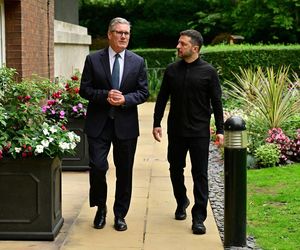 Tak Zełenski prezentuje się na salonach. Wszystkie stroje prezydenta Ukrainy