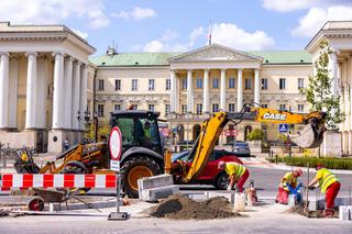 Plac Bankowy wkrótce ocienią korony drzew. Zaczęła się kolejna zielona przemiana w centrum Warszawy