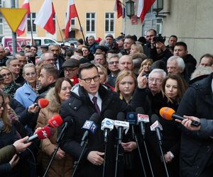 Mateusz Morawiecki pojawił się w budynku prokuratury w Warszawie. Ma usłyszeć zarzuty ws. wyborów korespondencyjnych z 2020 roku