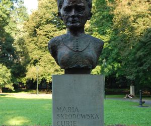 Popiersie Marii Skłodowskiej-Curie w parku im. Henryka Jordana w Krakowie
