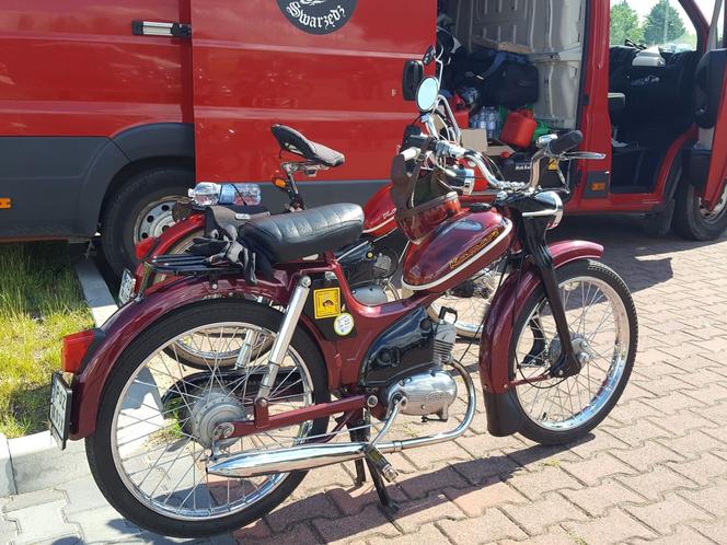 Fani starych polskich motorowerów z Bzyk Raider ze Swarzędza zrobili sobie postój w Lesznie