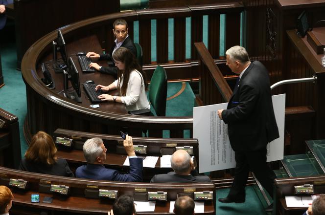 Okrutna karykatura Suskiego. Poseł obśmiał koleżankę z sejmu