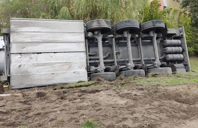 Na olsztyńskim Gutkowie przewróciła się cysterna przewożąca paliwo