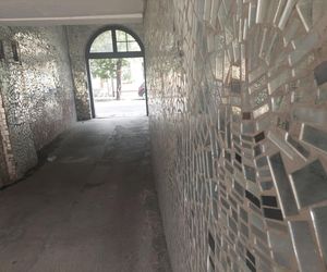 Bydgoszczanka w stolicy stworzyła palmę, a w Bydgoszczy magiczną lustrzaną bramę. Jak po latach wygląda ta instalacja? 