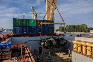 Rozładunek czołgów K2 i haubic K9