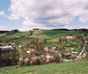 To dawna wieś biskupia w Małopolsce. Kiedyś sprowadzano do niej wino z Węgier