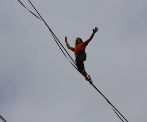   Urban Highline Festival 2023 w Lublinie. Slacklinerzy robią cuda na linach!