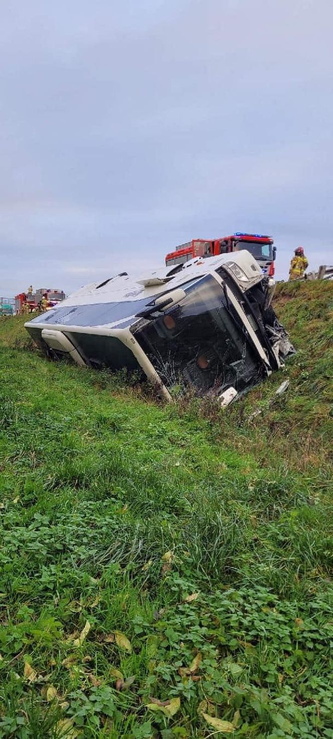   Poważny wypadek na A4. Dachował autobus. Ranna jedna osoba