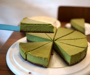 Przepis na sernik matcha. Urzeka pięknym kolorem i przepysznym smakiem