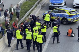 Ostatnie Pokolenie znowu to zrobiło! Przykleili się do asfaltu na trasie S8