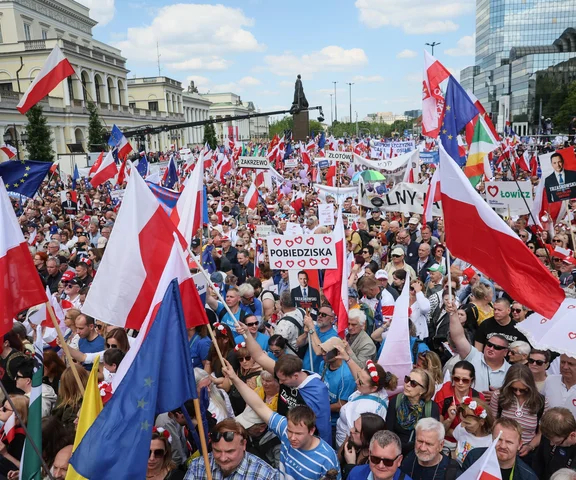 Dwa wielkie marsze w Warszawie. Tłumy na ulicach stolicy