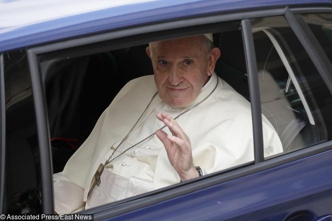 Papież Franciszek jeździ Skodą Rapid