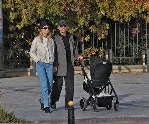 Krzysztof Ibisz z rodziną na spacerze