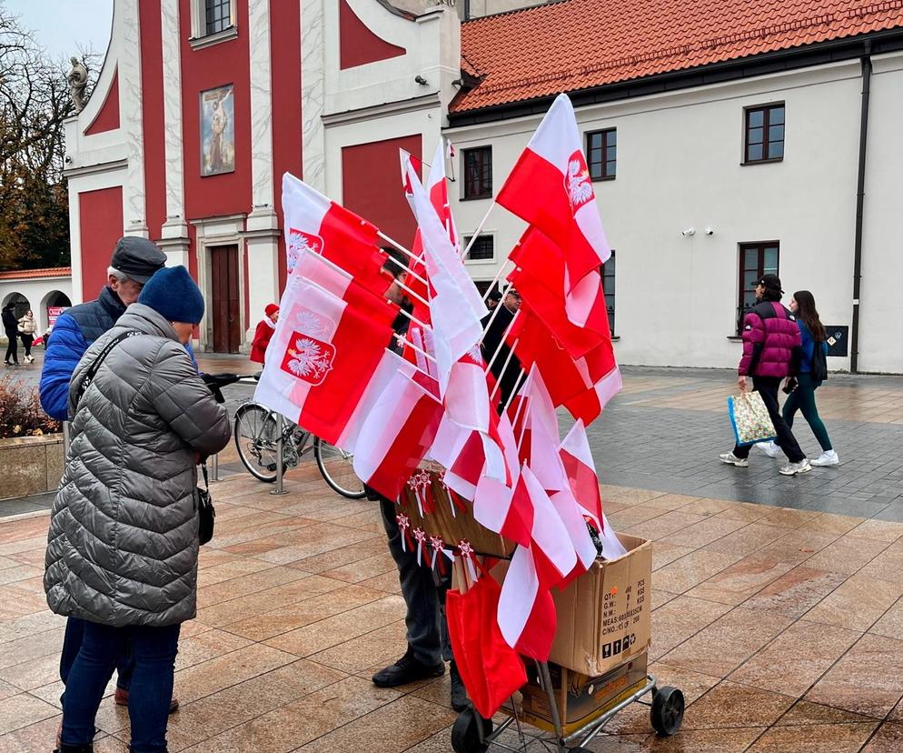 11 listopada. Narodowe Święto Niepodległości w Lublinie. Sprzedawca flag: Z poczucia patriotyzmu nie podwyższałem cen