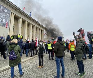 Protest rolników we Wrocławiu. Strajk wymyka się spod kontroli. Urząd Wojewódzki obrzucany jajkami