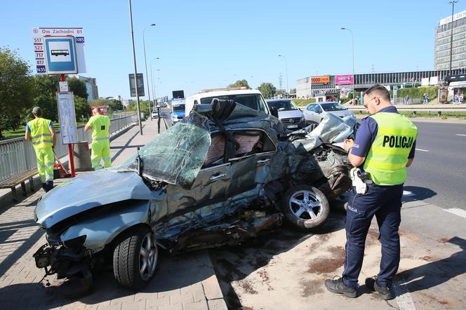 Wypadek w Alejach Jerozolimskich. Samochód uderzył w autobus. Kierowca osobówki nie żyje