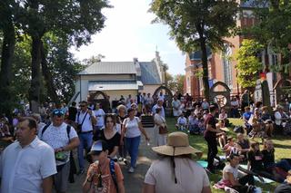 Rocznica koronacji Matki Bożej Kębelskiej w Wąwolnicy. Pojawiło się tysiące wiernych. Zobacz