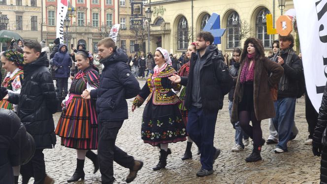 Polonez dla Fredry 2025 we Wrocławiu. Maturzyści zatańczyli na Rynku [ZDJĘCIA]