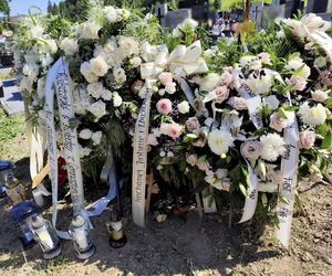 Pogrzeb Justyny i Zbigniewa. Ich groby utonęły w białych kwiatach