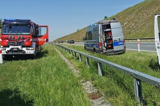 Grojec. Kierowca nie żyje, motocykl rozpadł się na kawałki. Wypadek śmiertelny na autostradzie