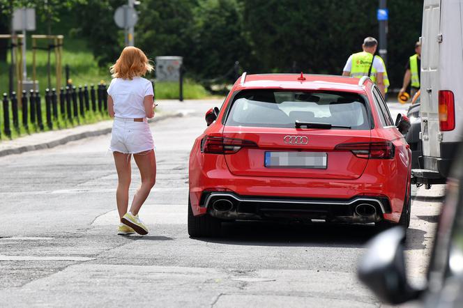 Katarzyna Zielińska parkuje na ulicy