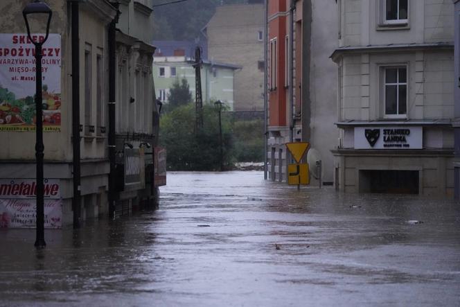 Powódź w powiecie kłodzkim. Jedna osoba utonęła, służby nie mogą dotrzeć do poszkodowanych 