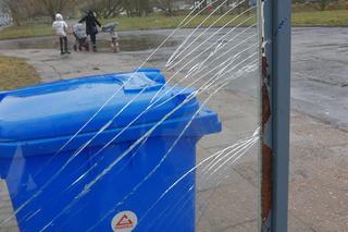 Zniszczona wiata na osiedlu Arkońskie-Niemierzyn w Szczecinie