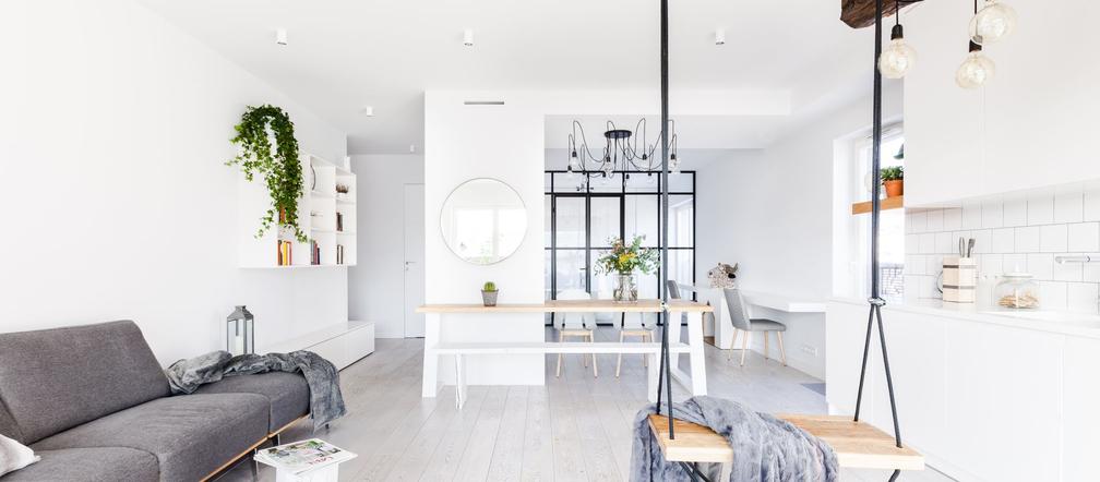 100-metrowy nowoczesny apartament w bieli