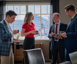 Na Wspólnej odc. 4063. Darek Żbik (Michał Mikołajczak), prawniczka Kalina (Katarzyna Gałązka), Andrzej Zakościelny (Dariusz Niebudek), Tadeusz (Jakub Pruski)