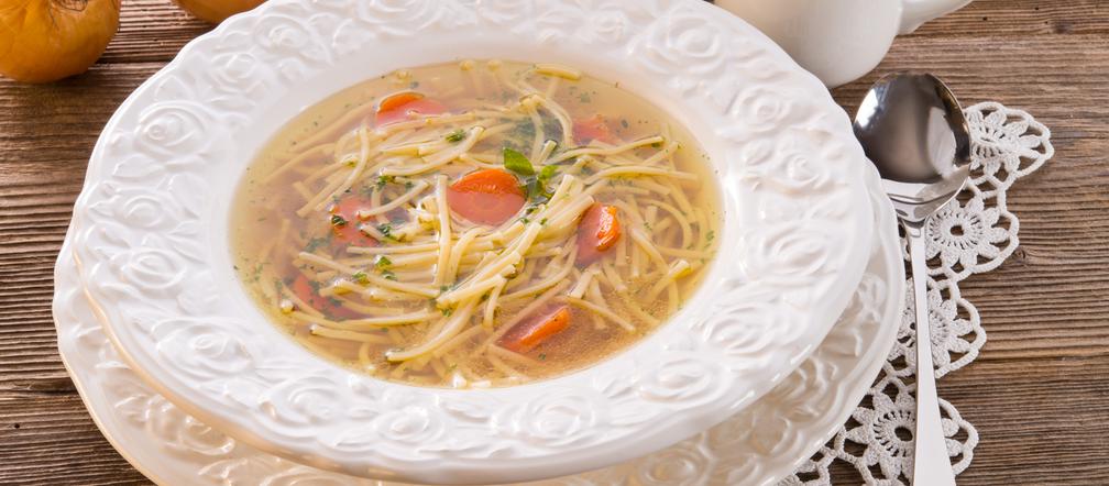 Jak ugotować rosół wołowy? Przepis krok po kroku