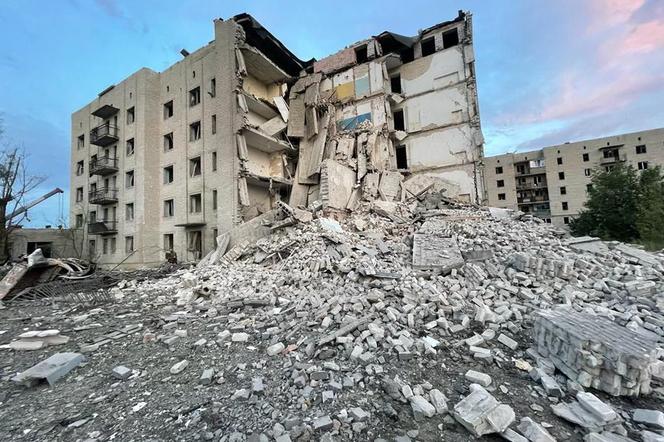 Rosjanie ostrzelali blok. Co najmniej 24 osoby są uwięzione pod gruzami