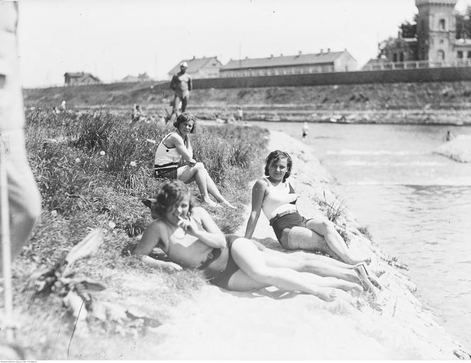 Plażowiczki podczas wypoczynku. W tle widoczny fragment pałacu Lasockich.. Zdjęcie zrobione w 1931 roku 