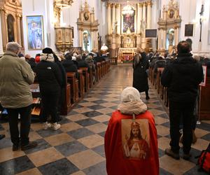 Wojownicy Maryi w pokutnej procesji różańcowej