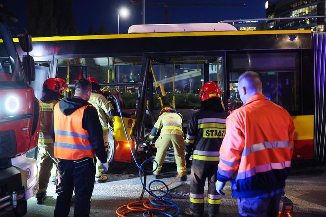 Wypadek z udziałem autobusu i ciężarówki w Warszawie (23.10.2025)