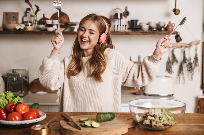 Słuchając muzyki smaczniej gotujesz - jak to możliwe? 