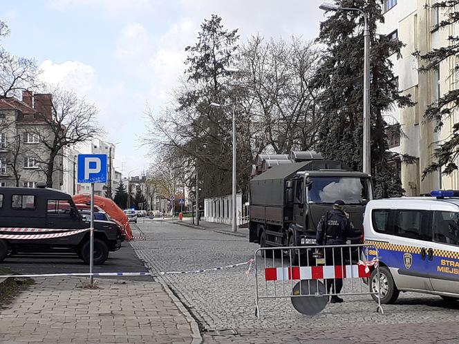 Namiot przed szpitalem zakaźnym w Toruniu wywołał zamieszanie. Sytuacja wyjaśniona [ZDJĘCIA, WIDEO]