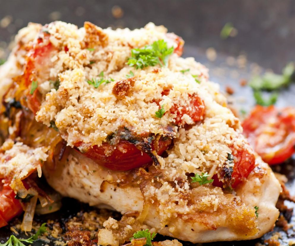 Szybki i prosty obiad nie musi być nudny. Kurczak zapiekany z serem i pomidorem to idealny przykład