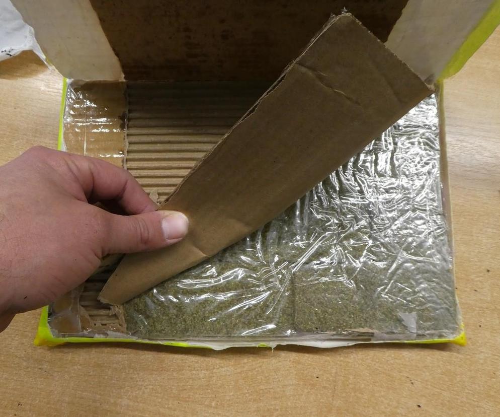 Blisko kilogram marihuany był ukryty w przesyłkach pocztowych