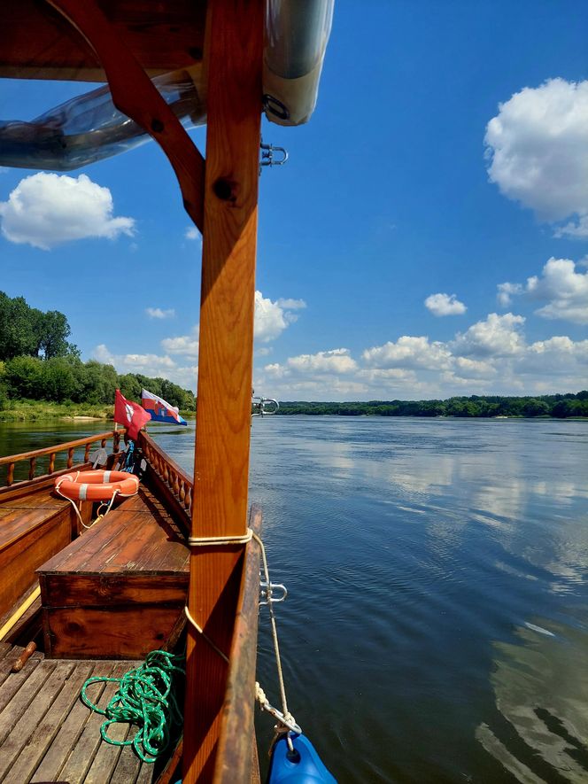 Wisła w Fordonie zaprasza turystów. Można popływać drewnianą łodzią i poczuć tę samą bryzę, co kiedyś flisacy